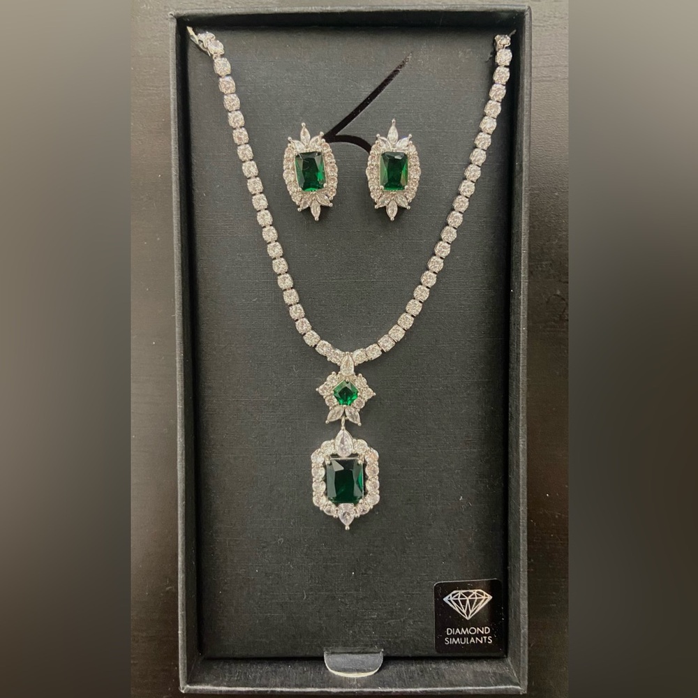 Exquisite Silver and Green Necklace Set